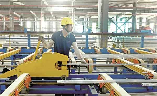 這家鋁企瞄準(zhǔn)工業(yè)型材及粉末涂料市場！5月份投產(chǎn)的4條生產(chǎn)線正加緊生產(chǎn)