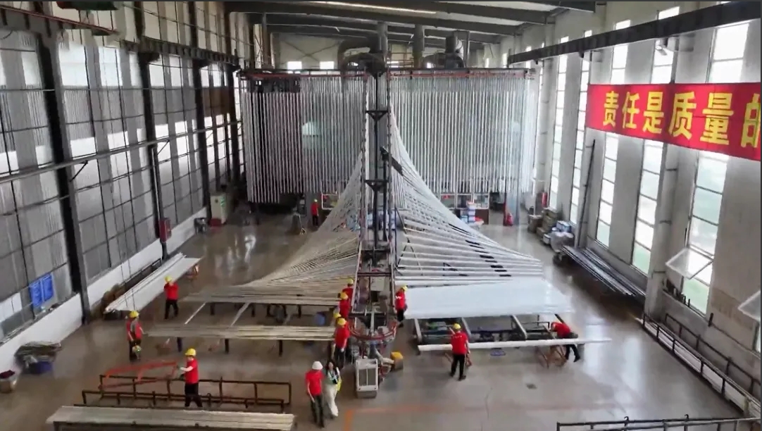 立式粉末噴涂生產(chǎn)線優(yōu)勢滿滿！日生產(chǎn)鋁型材70多噸